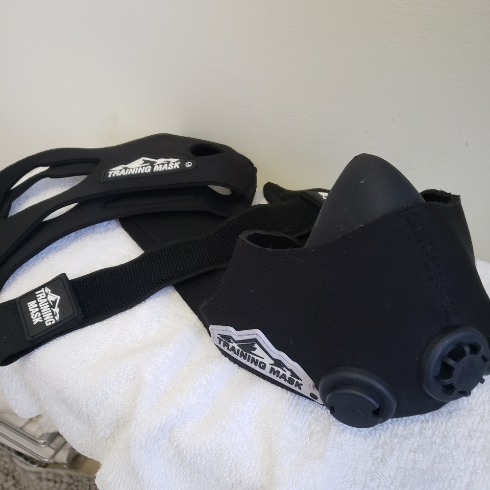 Selling my trainingmask just because I have 2 more